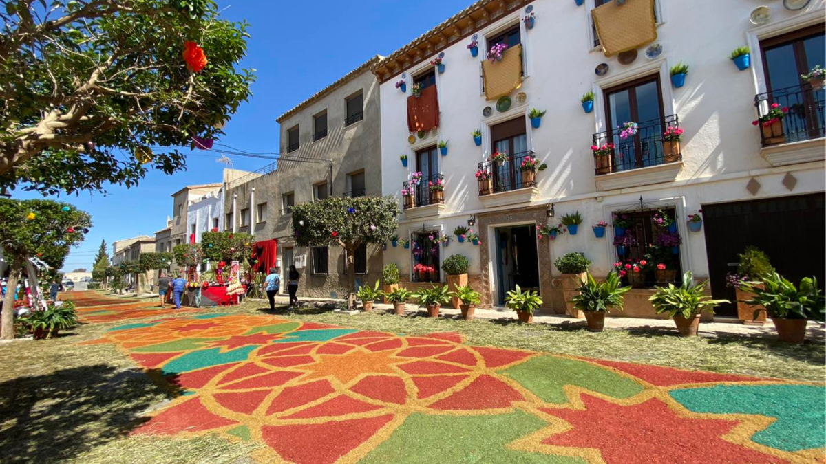 Así de preciosas quedan las calles del municipio durante la celebración de la Virgen de Fátima en Tíjola.