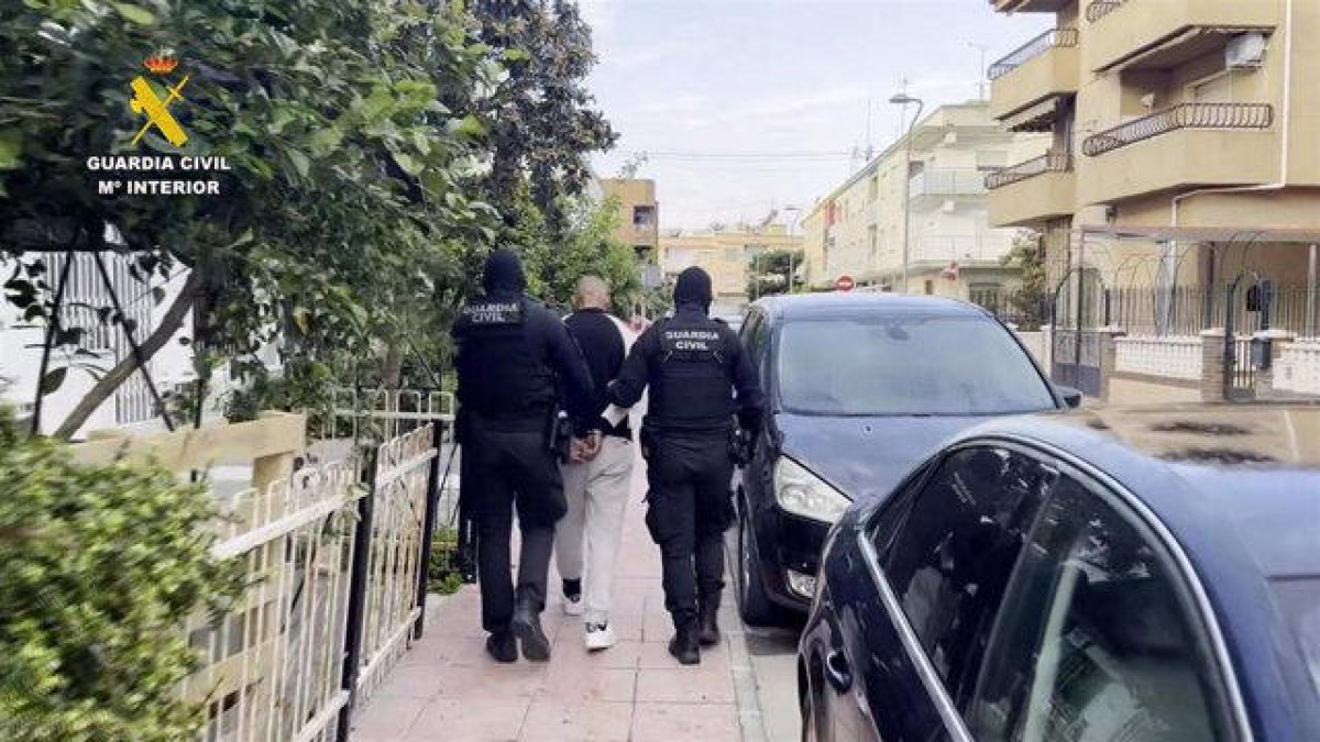 Agentes de la Guardia Civil con uno de los detenidos.