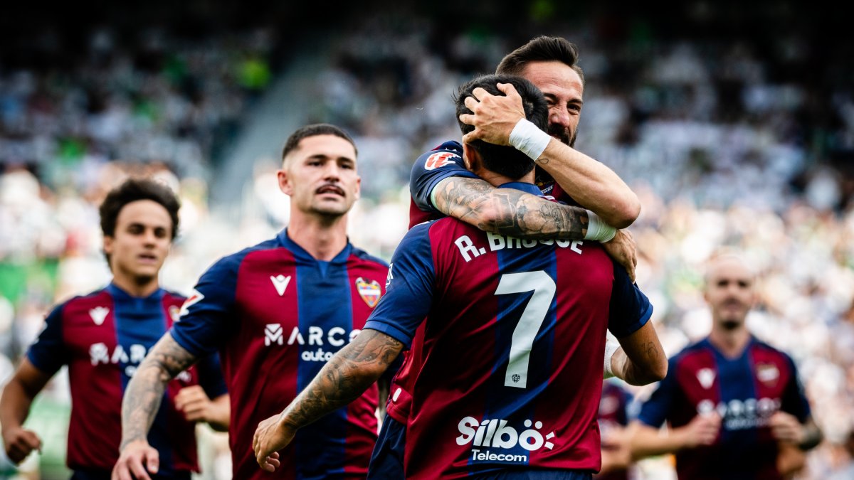 Golpe del Levante en el Martínez Valero al Elche.