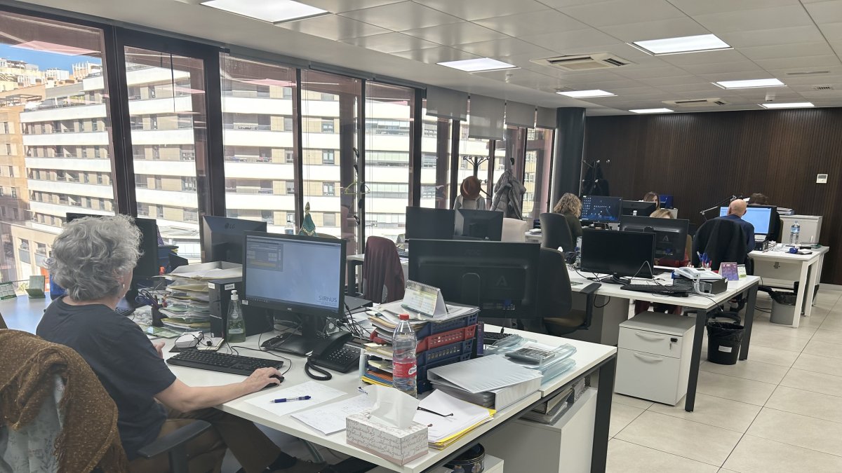 Empleados de la Junta en una nueva sede administrativa, donde antes estaba la central de Cajamar.