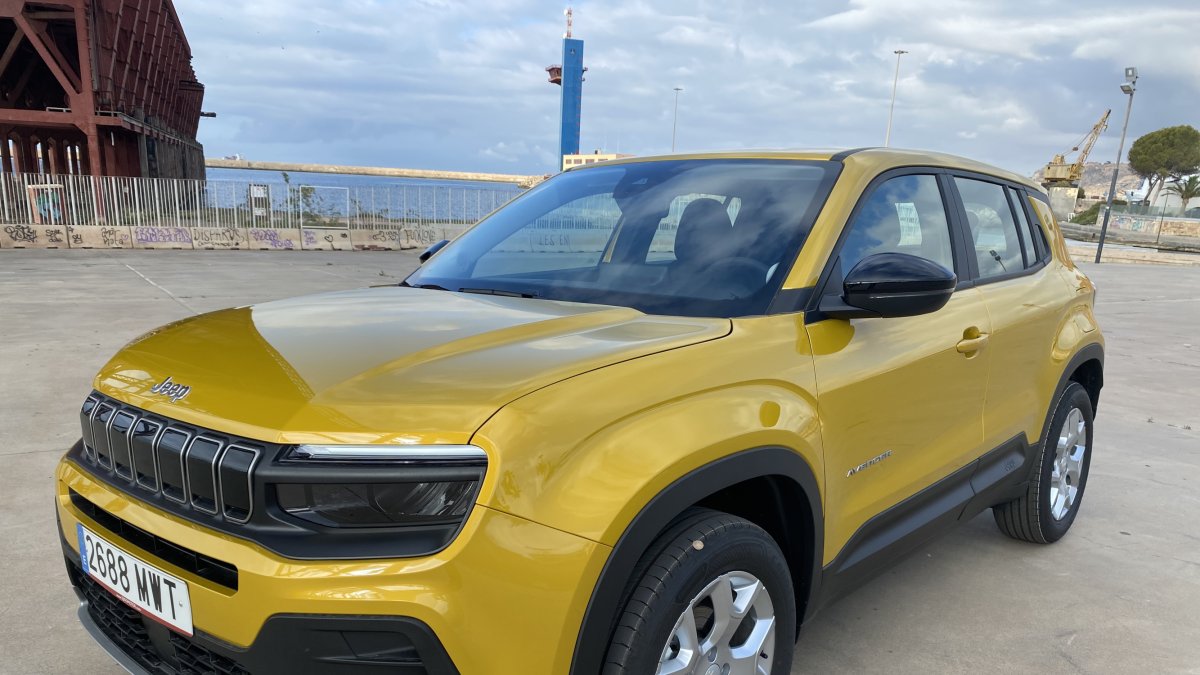 El Avenger durante la prueba junto a la ballena del pequeño Gabriel