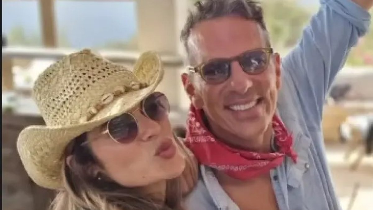 Joaquín Prat celebró su 50 años en Formentera rodeado por su novia y amigos.