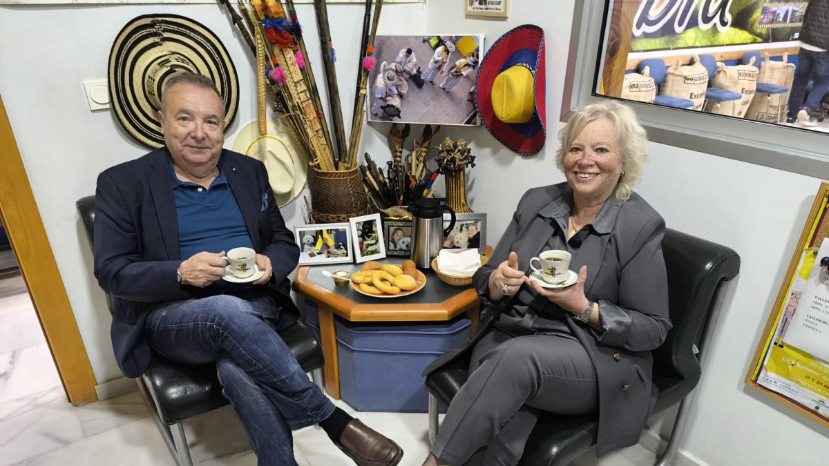 Pedro Manuel de la Cruz toma café con Yaddy González, activista y presidenta de 'Almería para Todos'.