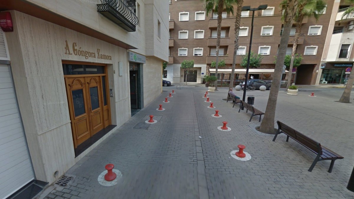 Plaza del Mercado de Abastos de El Ejido, donde tuvo lugar el robo.