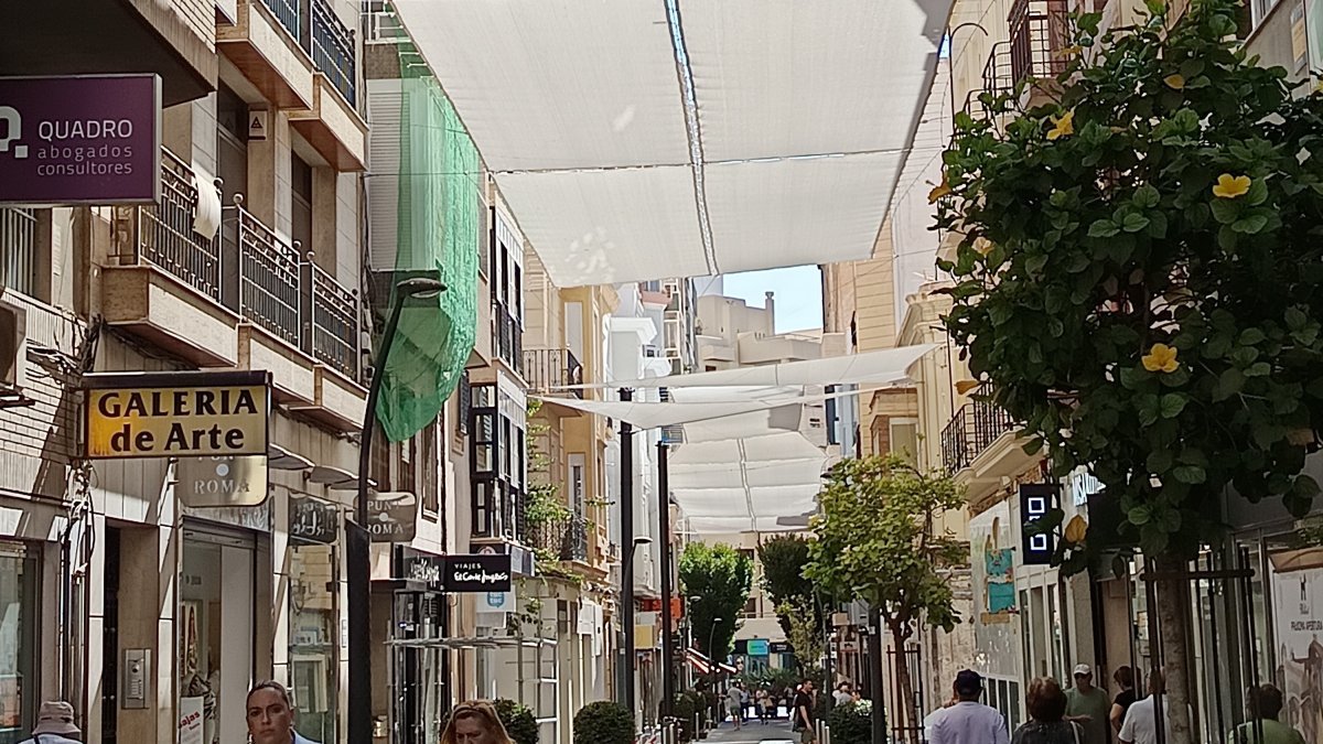 Toldos colocados ya en la calle Méndez Núñez el pasado verano