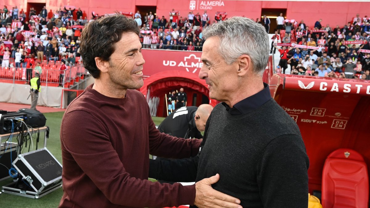 Rubi saludando a Escribá en el Almería-Granada de la primera vuelta que finalizó con 2-1 en el Mediterráneo.