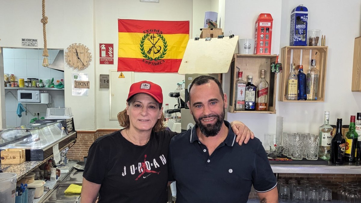 La Tita Ana y uno de sus 100 sobrinos, José Francisco con quien trabaja codo con codo.