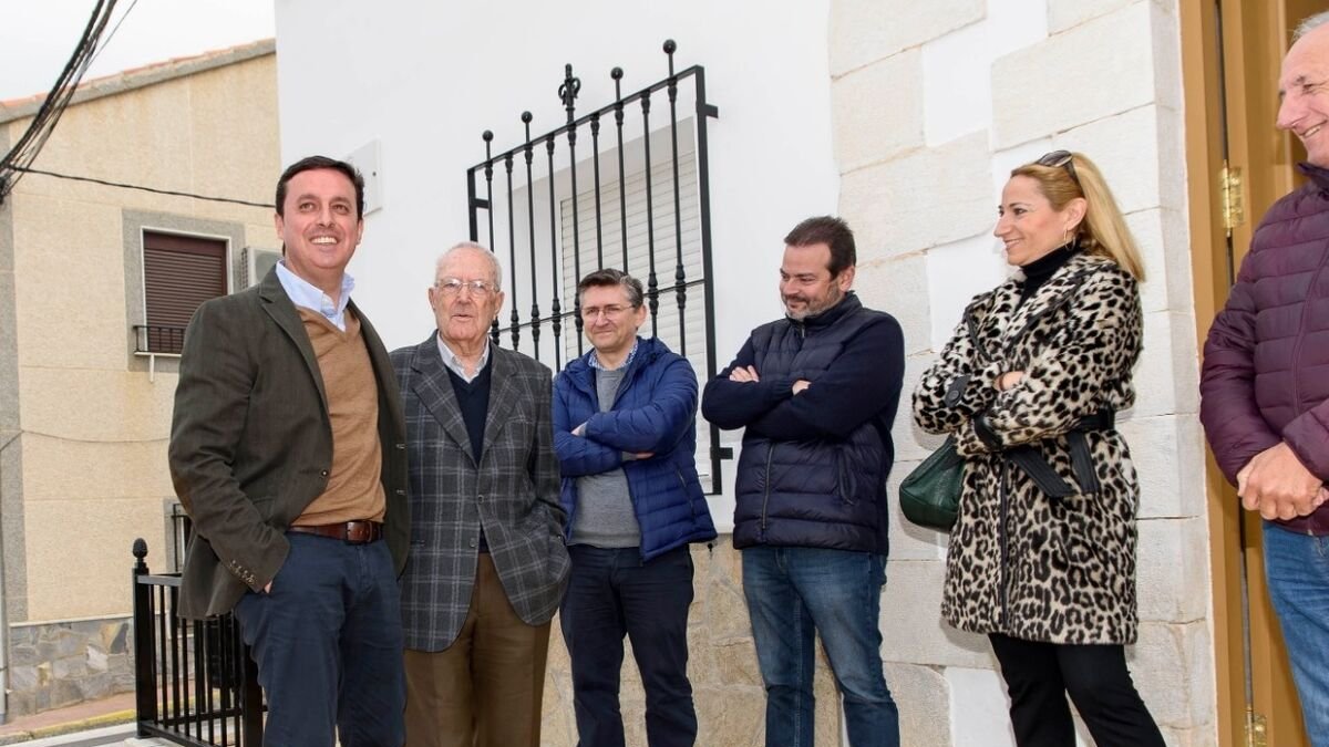 El presidente de la Diputación con el alcalde y concejales en Chercos, donde ha crecido la población.