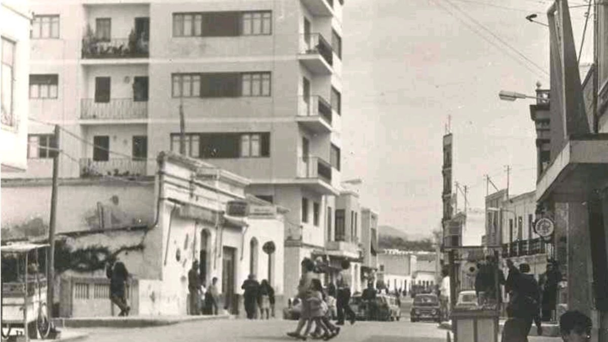 A la izquierda de la foto, un vecino apoyado en la baranda del puentecillo de la Carrera de Adra.