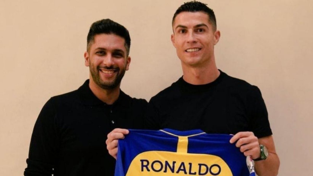 Mohammed Al-Khereiji junto a Cristiano Ronaldo, jugador del Al-Nassr. Es un gran aficionado al fútbol.