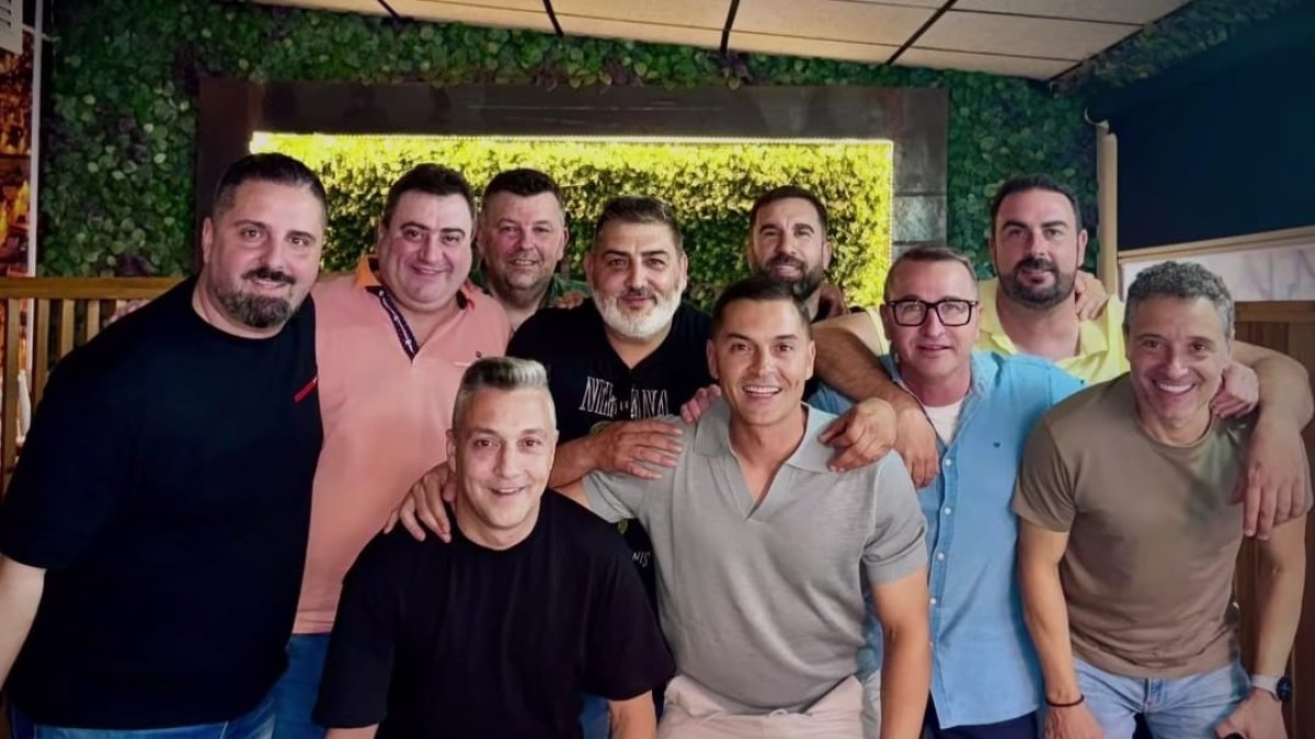 Francisco, rodeado con sus amigos de toda la vida, en La Salada.