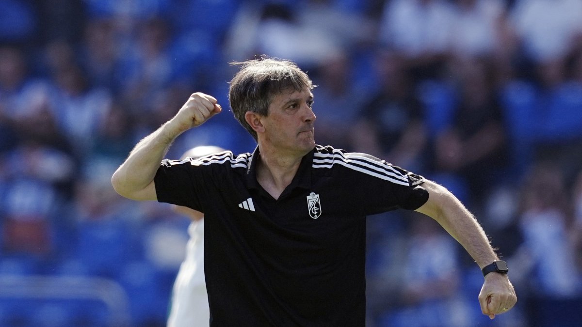 Pacheta celebra la victoria del Granada en La Coruña.
