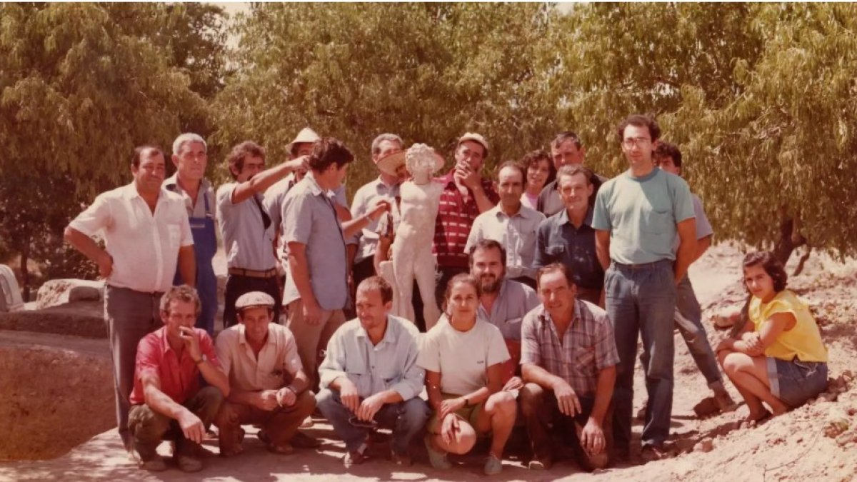 Trabajadores y arqueólogos que descubrieron el Chiribello, en el centro de la imagen, en 1985.