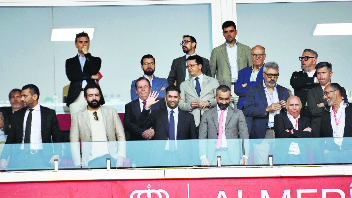 el momento más emotivo de la noche fue cuando el presidente del Almería fue ovacionado por los aficionados rojinblancos segundos antes del inicio del partidazo ante el Racing de Santander.