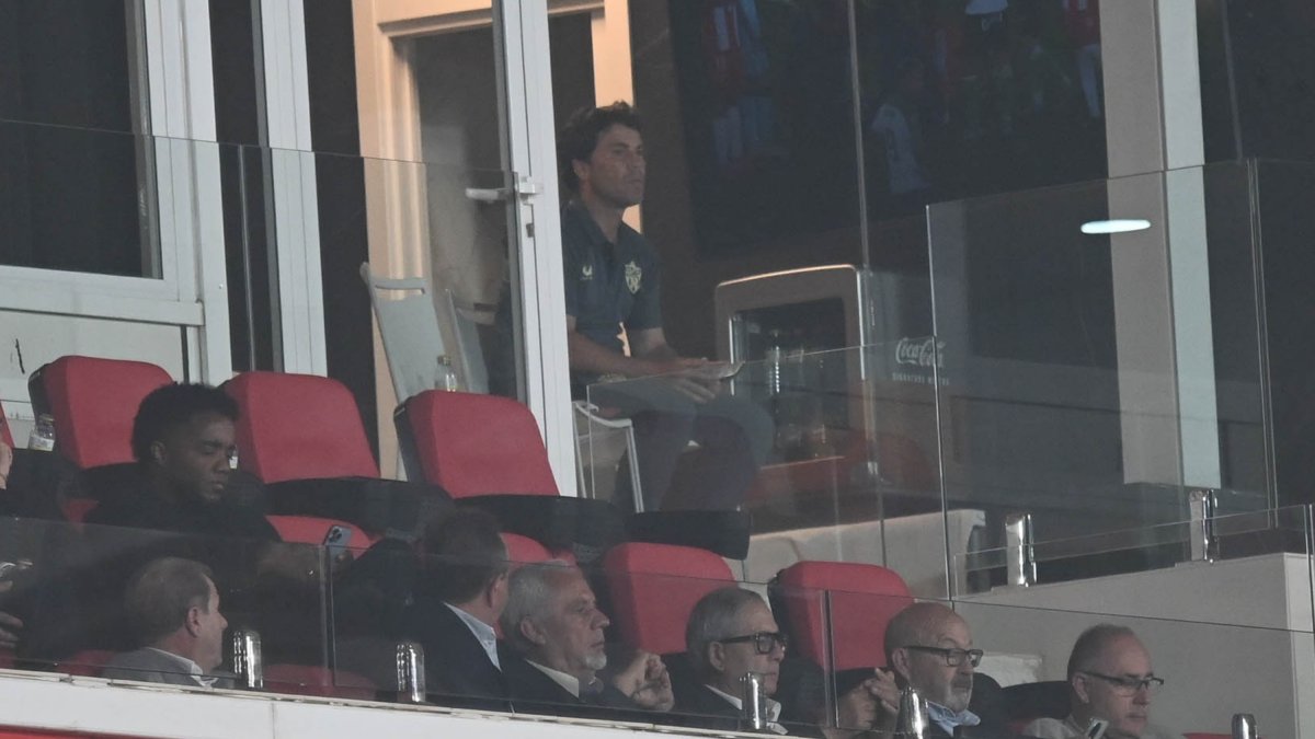 Rubi siguiendo el choque desde un palco VIP. Está sancionado también para la visita a Miranda de Ebro.