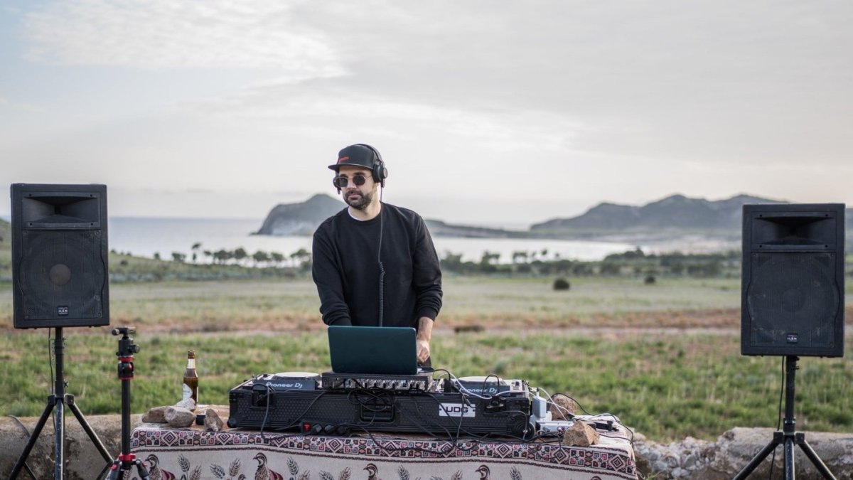 Óscar Gil durante una sesión musical en Genoveses.