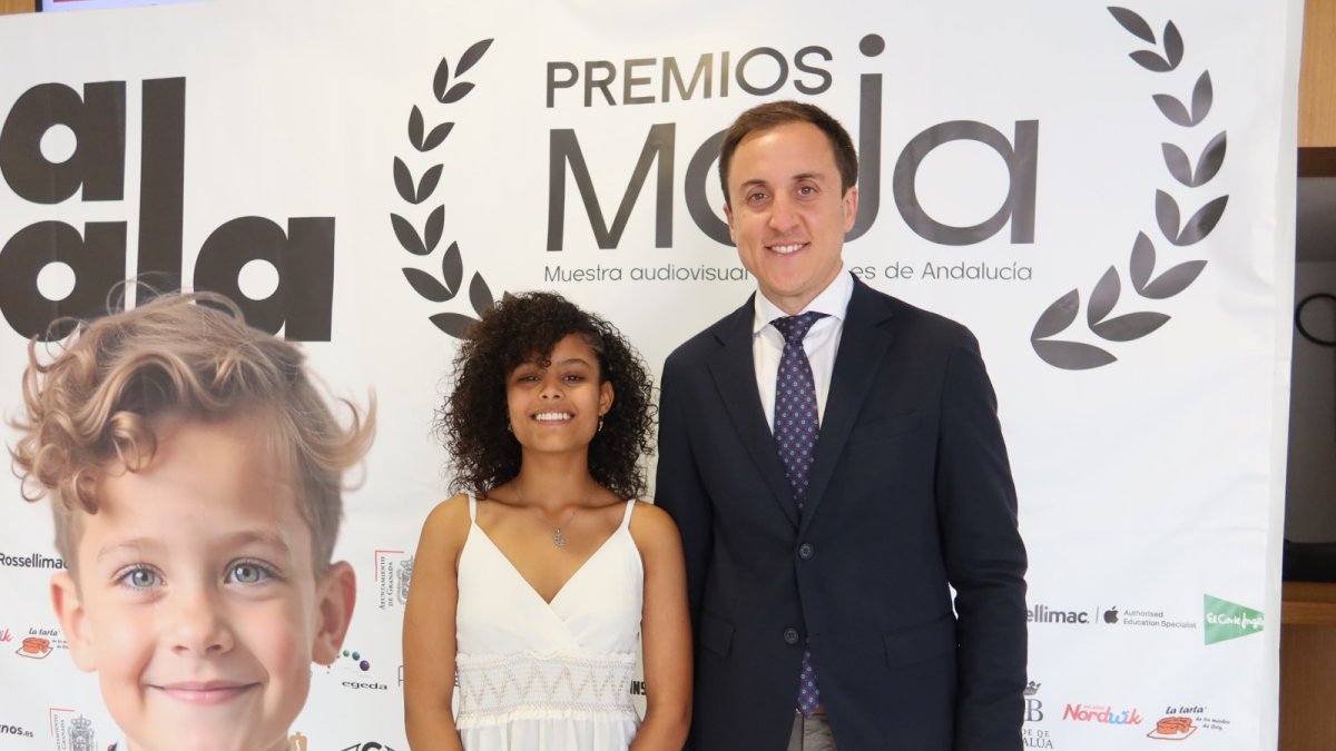 La joven galardonada junto al alcalde de Vera.