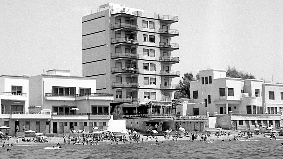 El edificio Playa con la terraza del Manolo Manzanilla en 1963, destacando entre los chalés que hasta entonces reinaban en el barrio de Villagarcía.