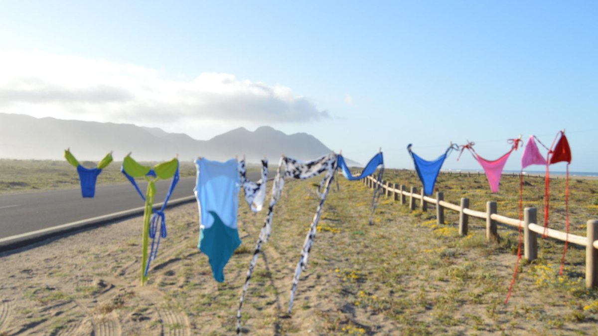 Piezas de TÄTÄ Swimwear en la playa de las Salinas.