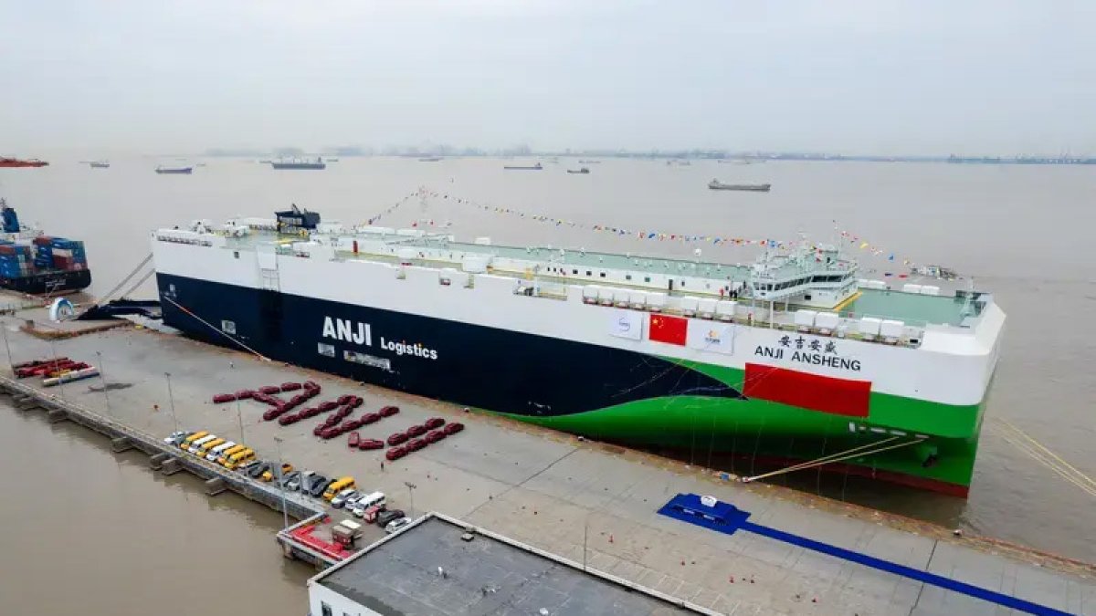 Con 228 metros de eslora, 37,8 metros de manga y capacidad para 9.500 coches.