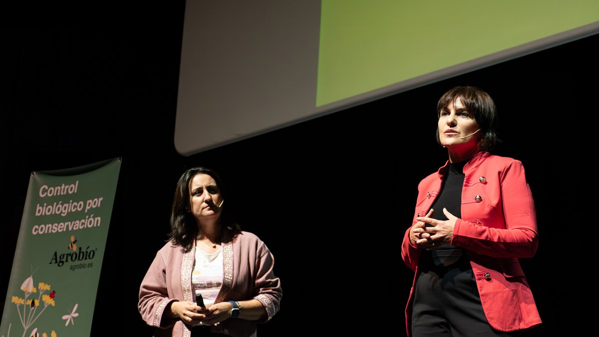Ana B. Arévalo y Mª del Mar Rodríguez, especialistas en control biológico de Agrobío.