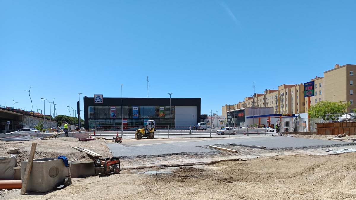 Zona que se están abriendo en las obras del soterramiento mientras se prepara todo para el desmontaje del puente de la Avenida del Mediterráneo