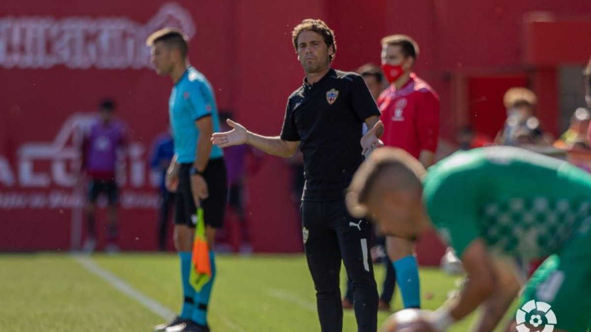 Rubi no tenía a Umar Sadiq y tiró de Dyego Sousa para golear.