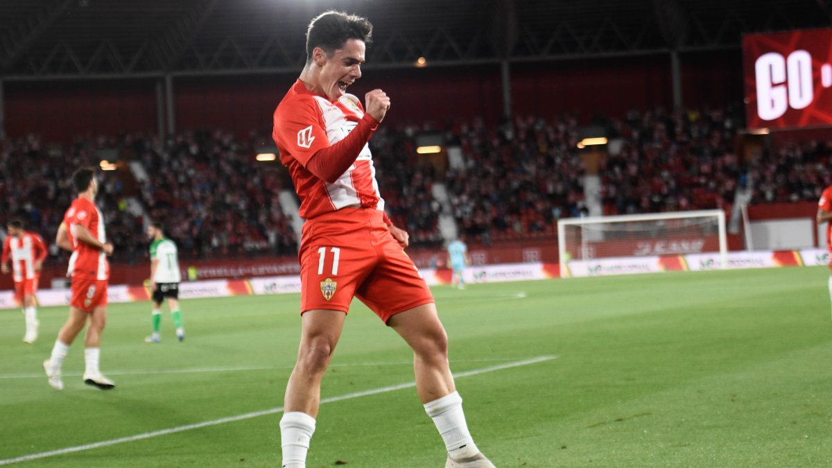 Vuelven los goles y la calidad de Sergio Arribas para lanzar al Almería.
