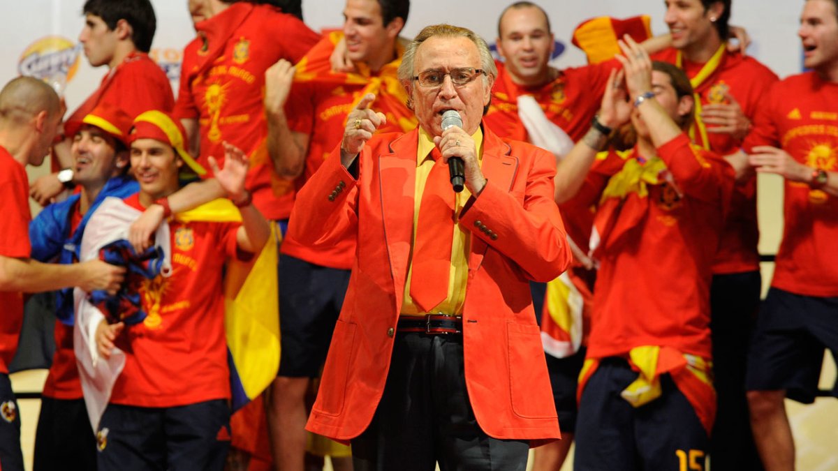 Manolo Escobar rindió tributo a los jugadores de La Roja en las celebraciones de la Eurocopa 2008 y del Mundial 2010