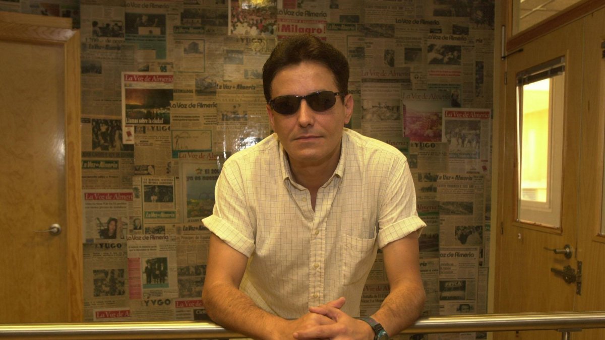 El profesor Juan García Latorre en la redacción de La Voz de Almería hace 22 años.