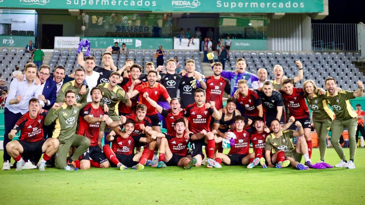 El Mirandés celebrando la victoria por 1-2 en Córdoba que le mete en la segunda plaza de la Liga.