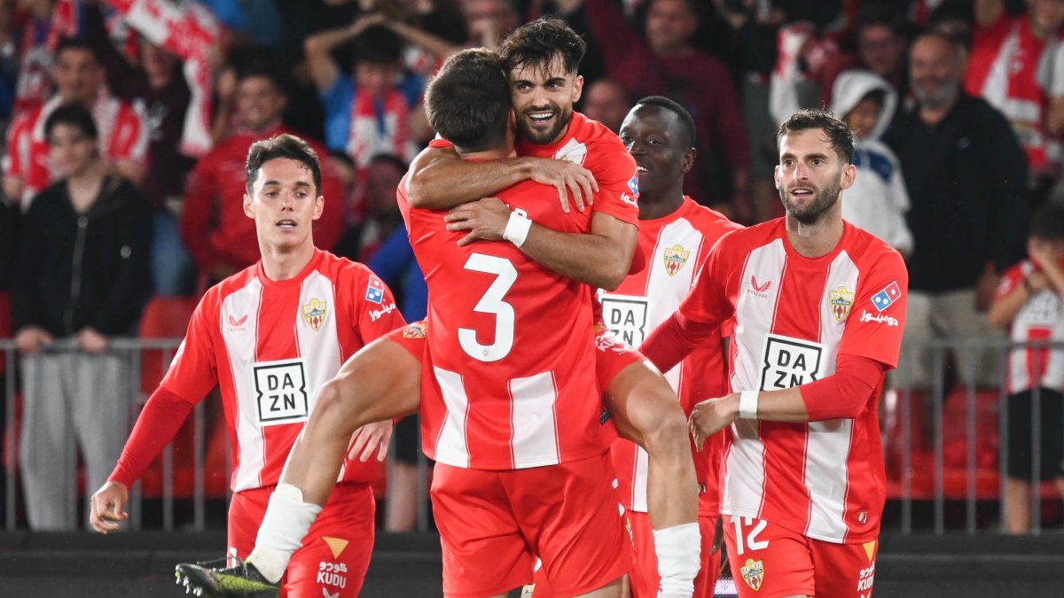 El Almería hizo un gran partido contra el Racing de Santander (2-0), y se consolida en la sexta posición de la tabla.