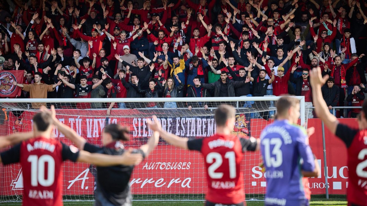 La familia 'jabata' puede cerrar una temporada histórica pero el Almería intentará impedirlo el domingo.