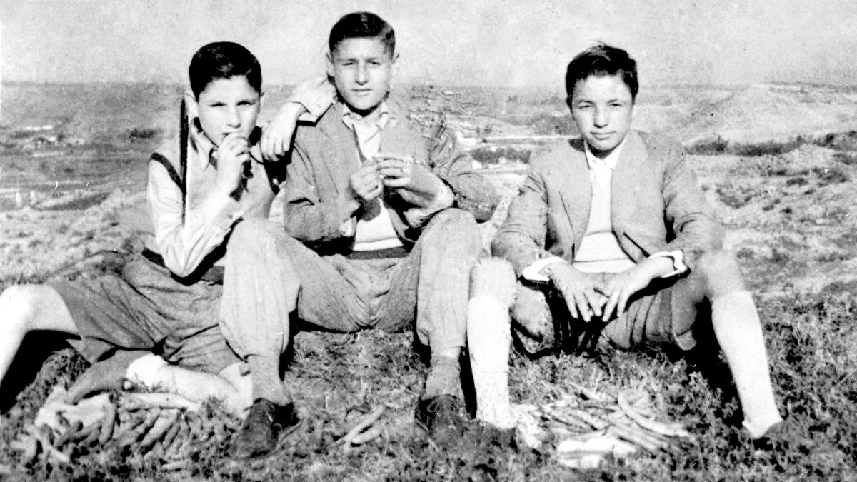 Tres adolescentes de la posguerra compartiendo habas en el paraje de la Cuesta de los Callejones, junto a la finca El Canario.
