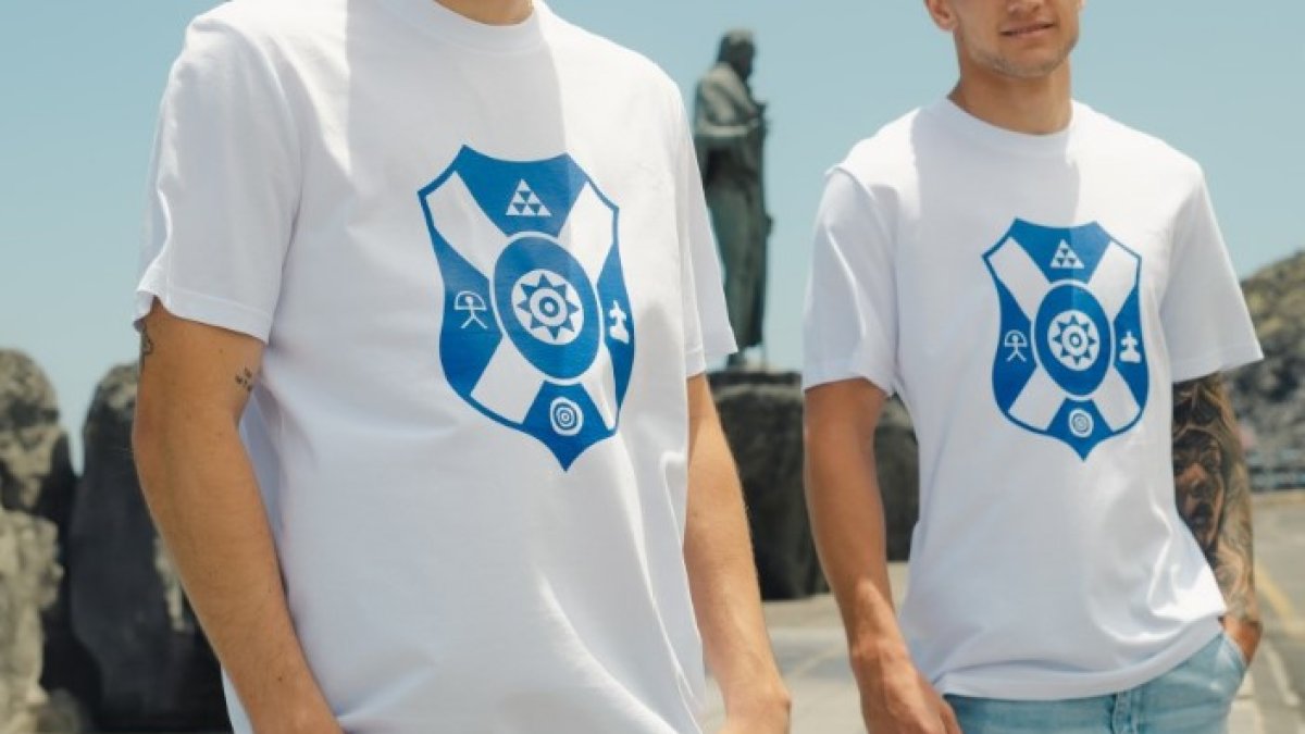 Camiseta conmemorativa del CD Tenerife por el Día de Canarias que incluye un símbolo almeriense.