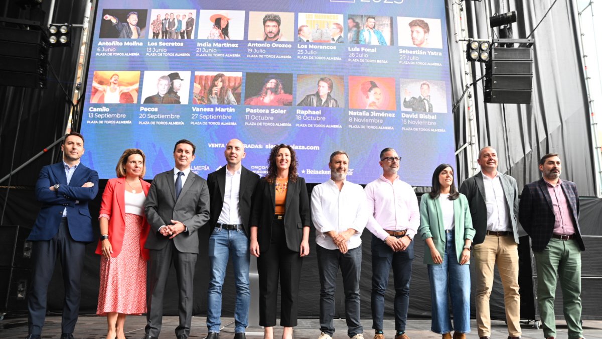 Patrocinadores y organizadores durante la presentación.