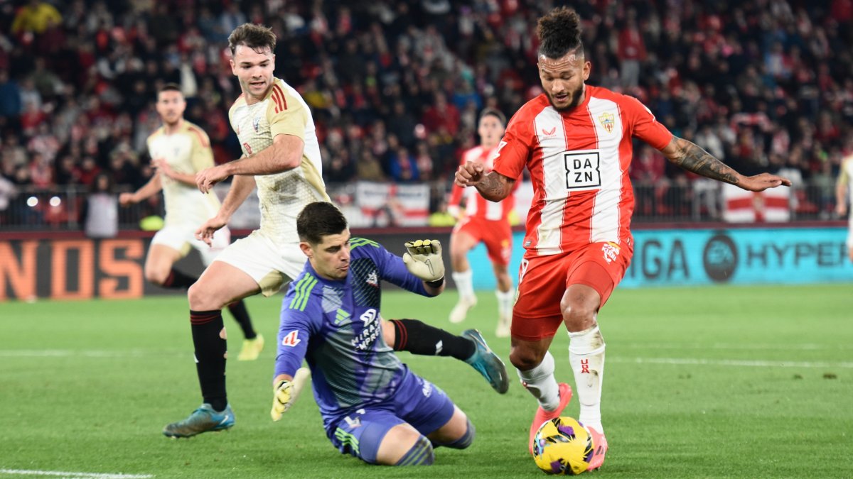 Raúl Fernández y Luis Suárez en la primera vuelta. El Almería se impuso por la mínima con gol tempranero de Leo Baptistao.