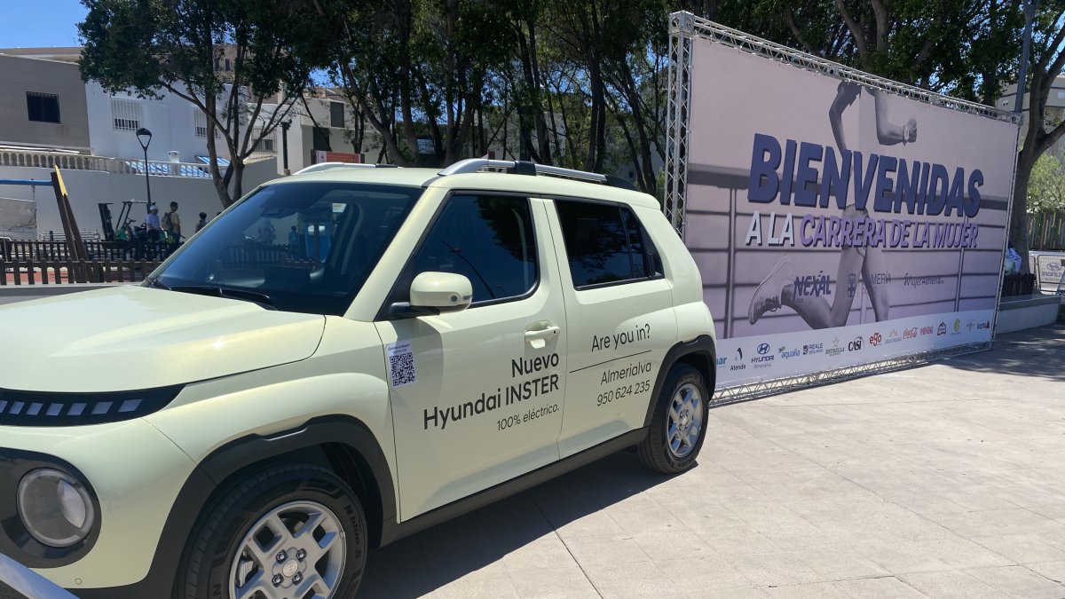 El INSTER luce como coche oficial en la carrera de la mujer