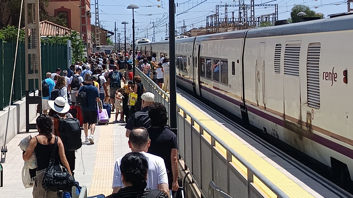 El Intercity procedente de Madrid Chamartín-Clara Campoamor nada más llegar a Huércal-Viator, que ya es estación comercial.