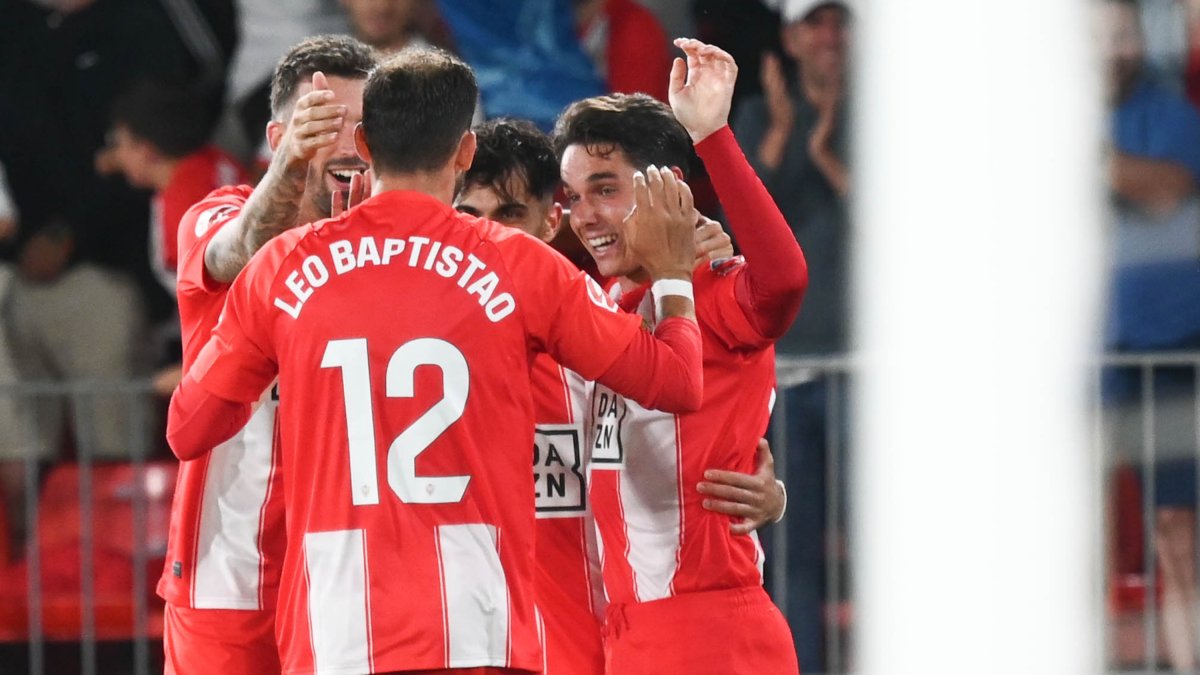 El Almería ganó en un partido espectacular ante el Racing de Santander (2-0), y se afianzó en la sexta plaza de Segunda.