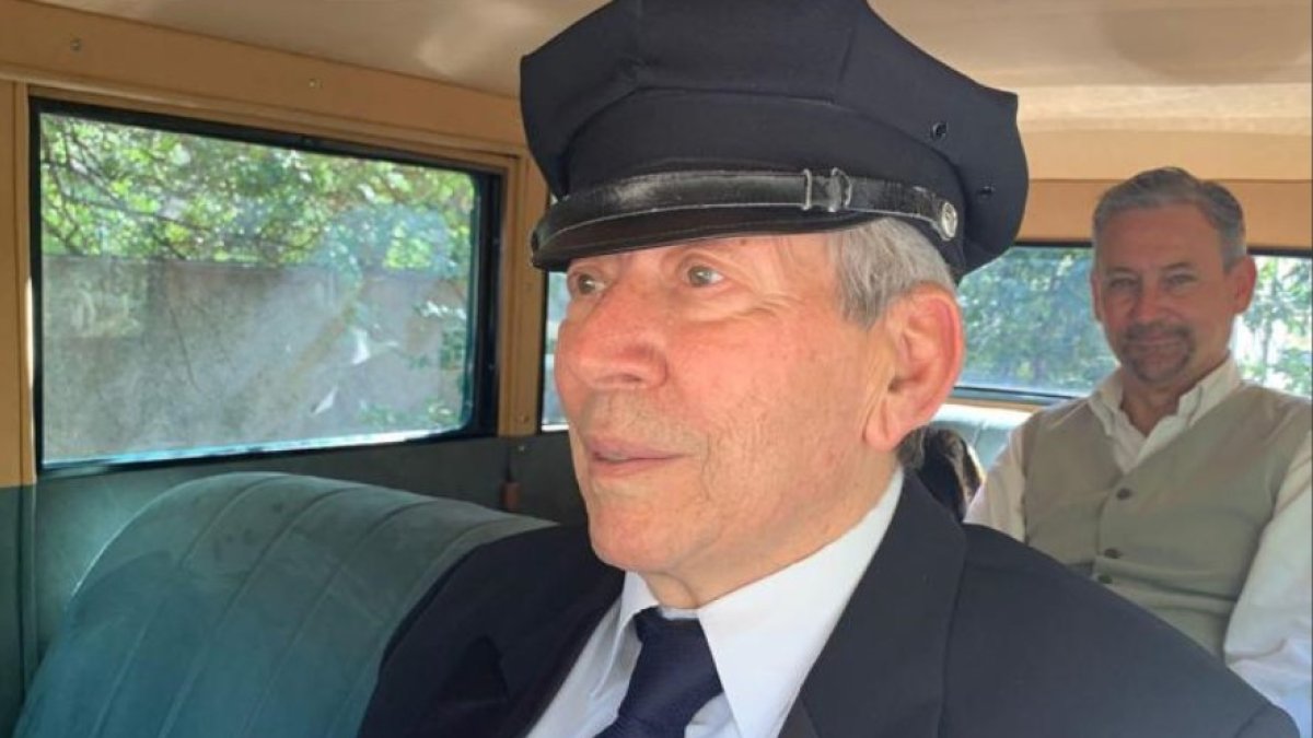 Antonio con uno de sus vehículos restaurado y caracterizado como taxista.