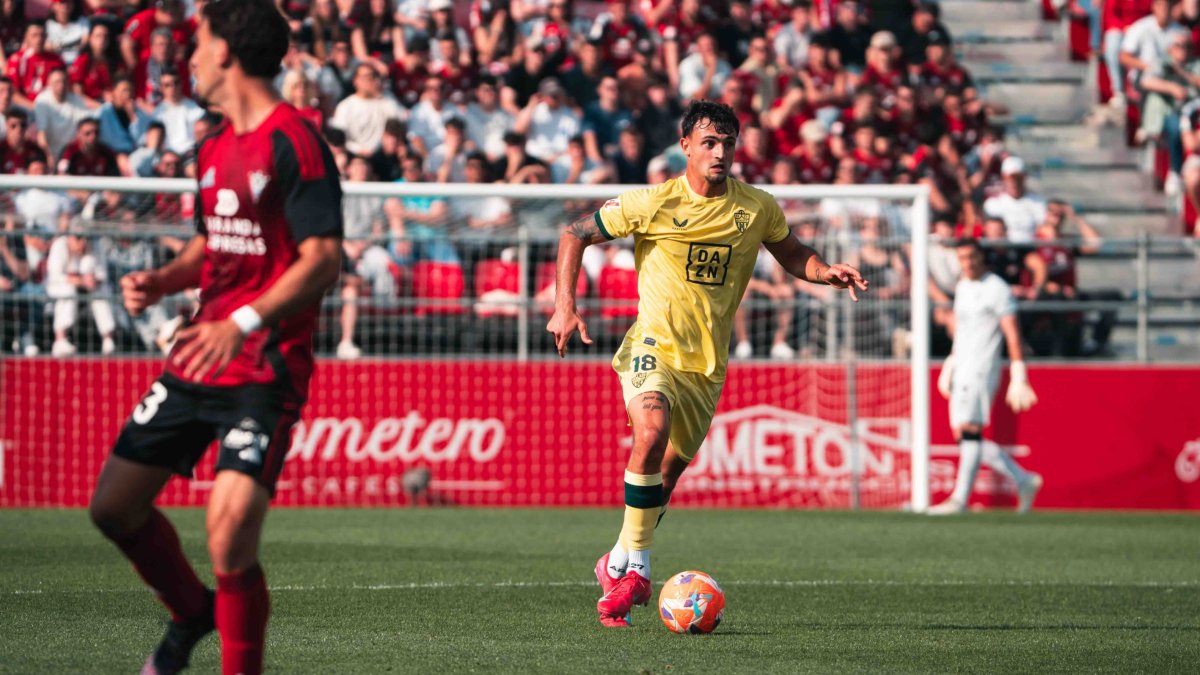 Marc Pubill en la primera mitad del choque en Anduva, que se saldó con un positivo empate a cero contra el Mirandés.