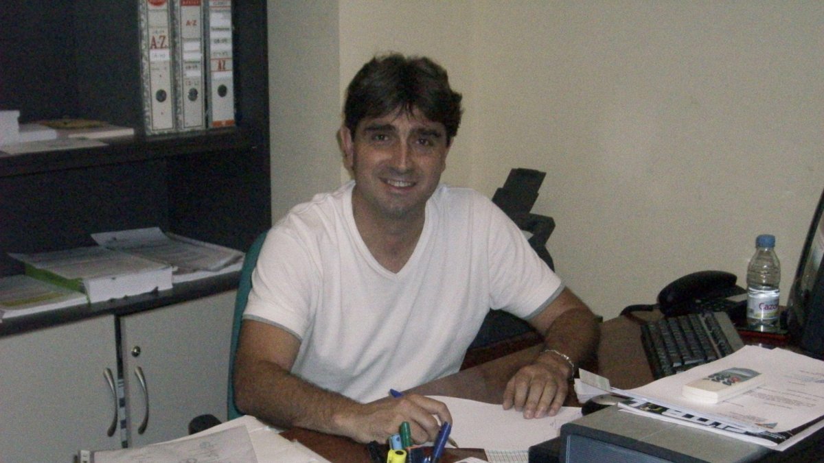 Su primera experiencia en los despachos fue con el CD Roquetas.