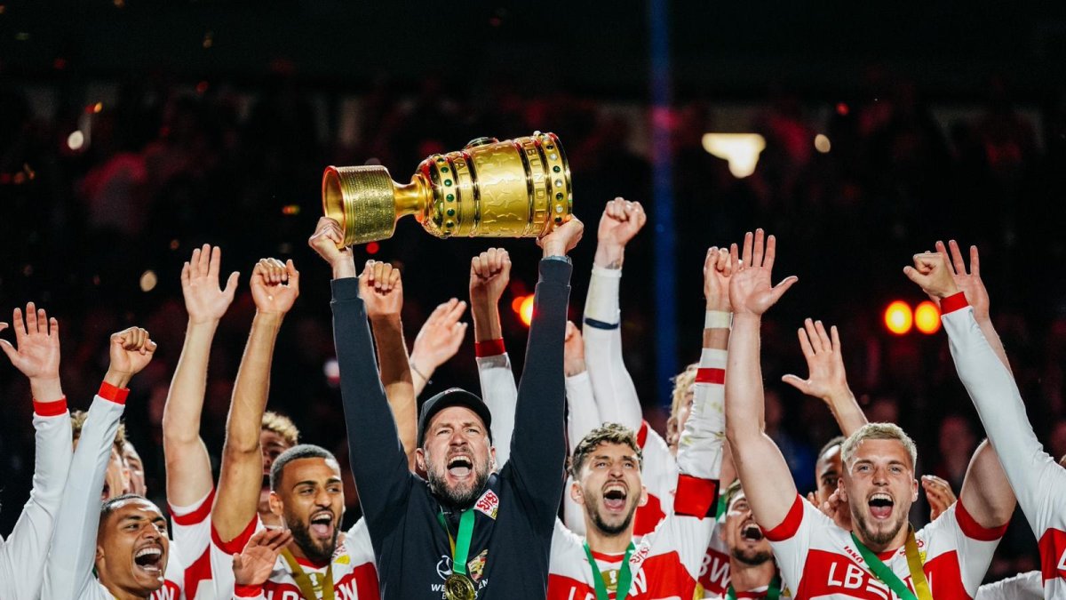 Los jugadores del Stuttgart celebrando el título de la Copa de Alemania.