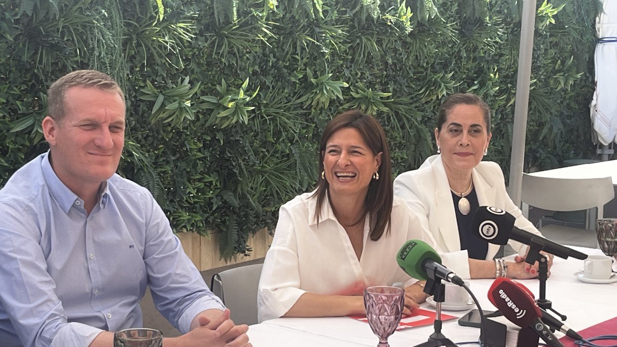 Raúl Enríquez, Fátima Herrera y Carmen Aguilar durante la comparecencia de prensa