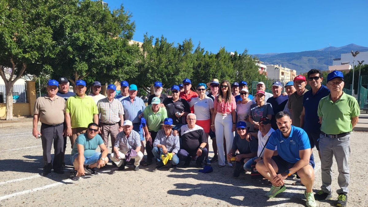 La concejala de Servicios Sociales de El Ejido, Delia Mira junto a las tripletas de Petanca