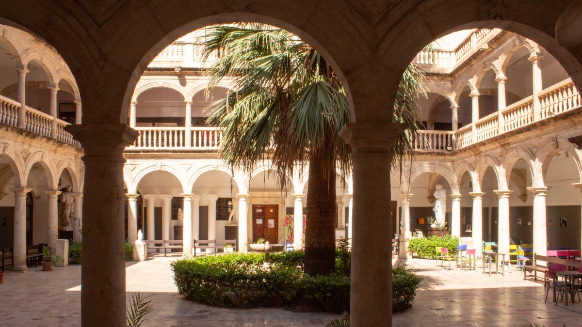 Claustro de la Escuela de Arte de Almería.
