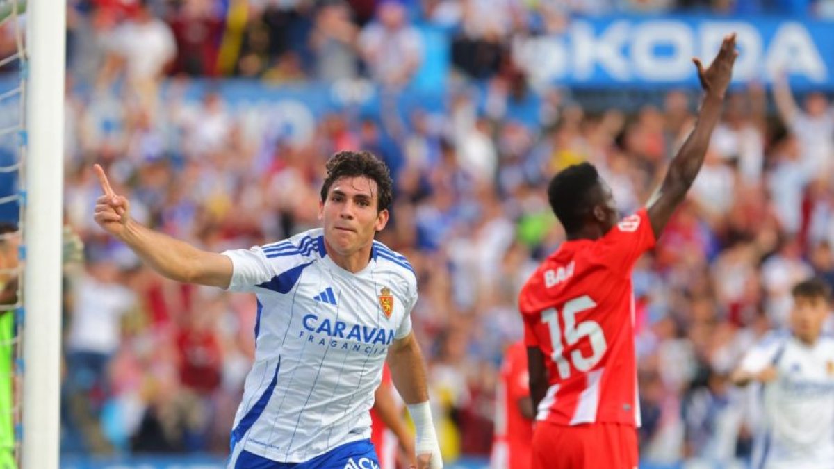 El delantero celebra un gol al Almería con la camiseta del Real Zaragoza.