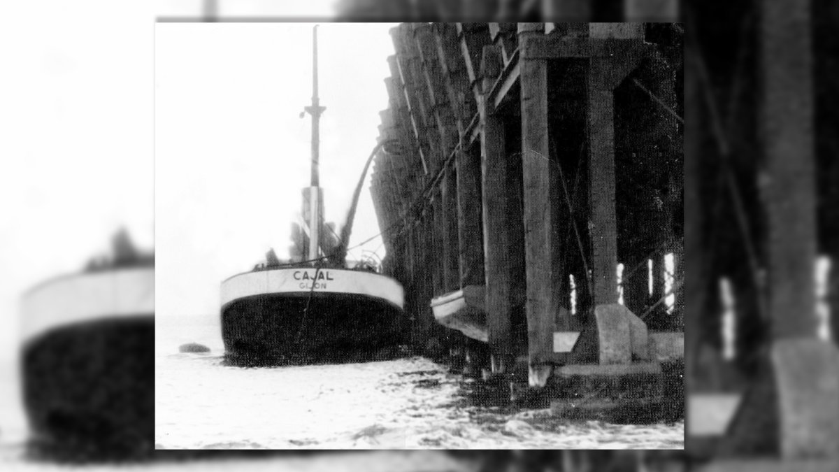 El mineral cayendo sin barreras desde el cargadero hasta la bodega de un barco. Esta imagen se repetía con frecuencia en los años 60.