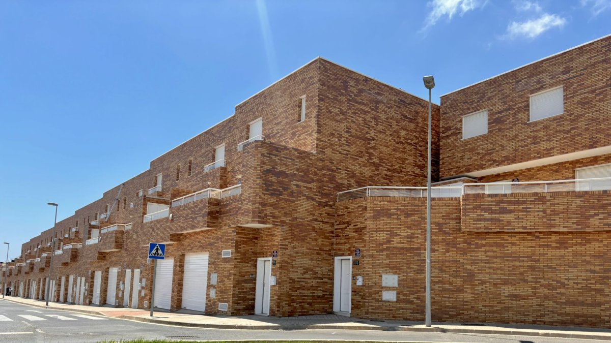 Fachada de las nuevas viviendas Tríplex de Fomento del Sureste, en la zona universitaria de Almería.